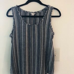 Sleeveless stripe top.